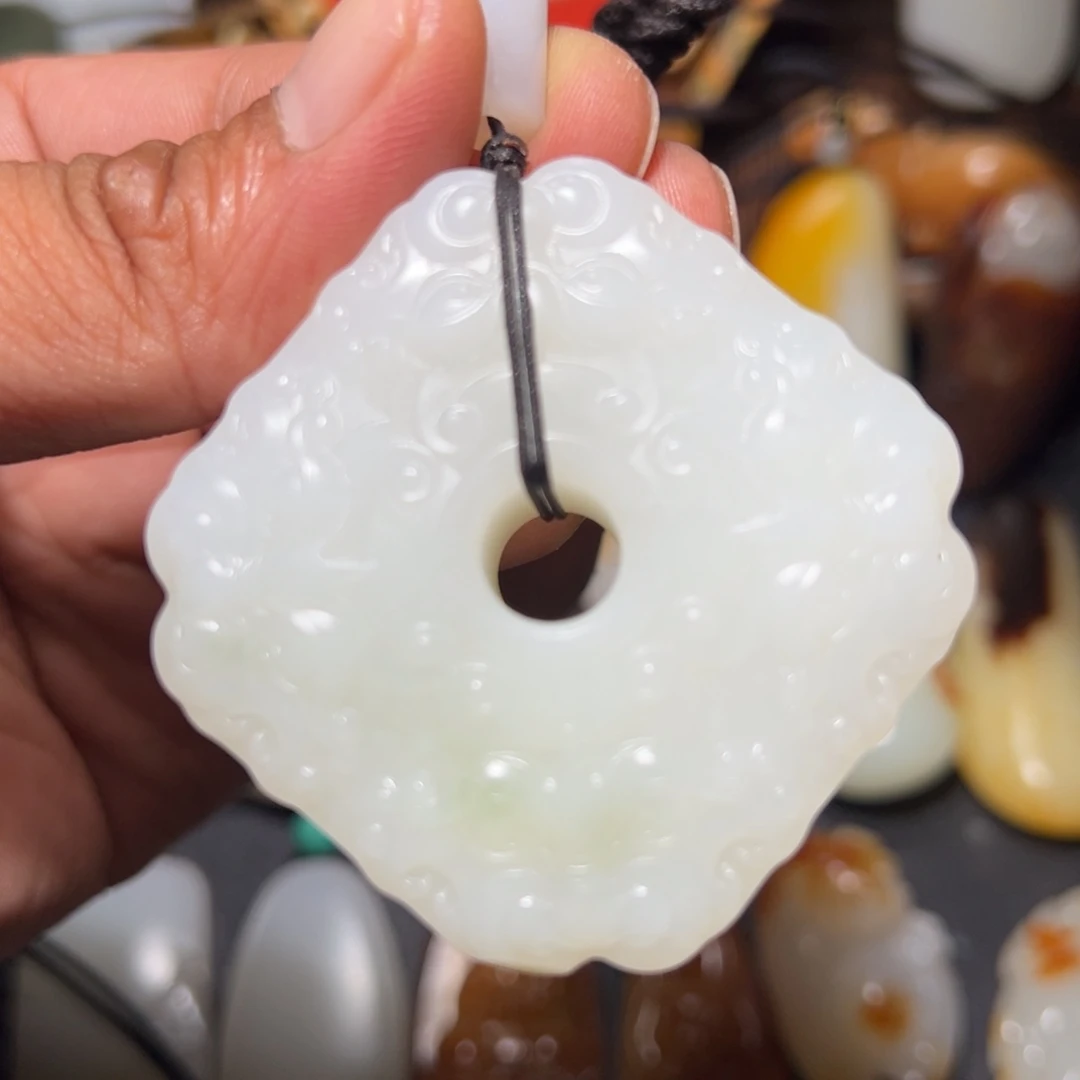 Z***C和田玉未镶嵌颈饰