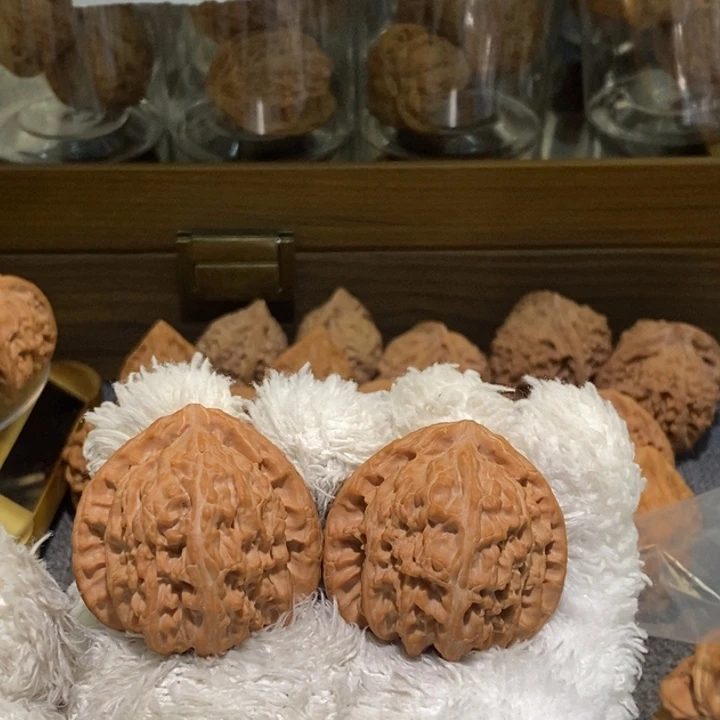 噶***得文玩核桃把件41三角白全品