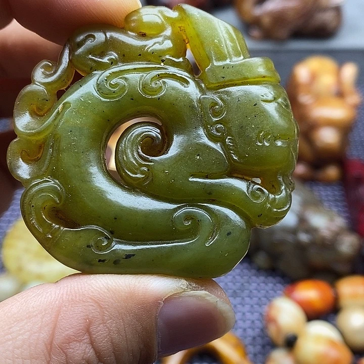 蛇纹石玉未镶嵌颈饰