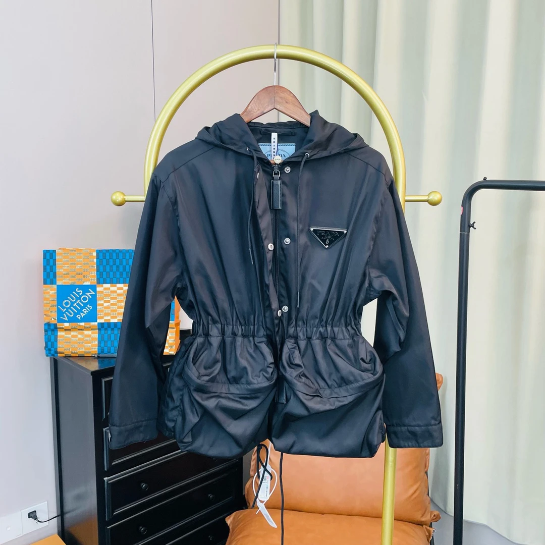 99新 Prada/普拉达 黑色收腰三角标冲锋衣 36码 99新