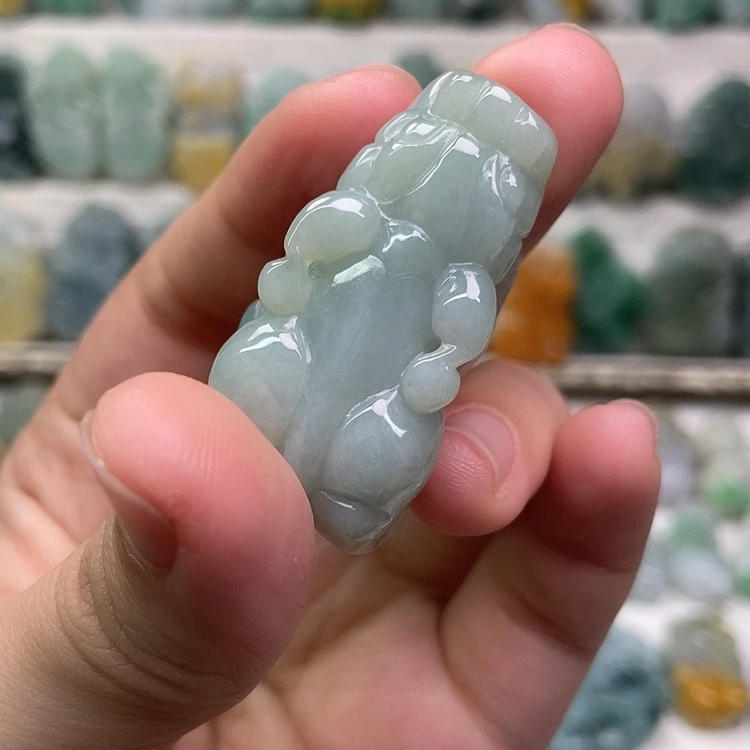 翡翠未镶嵌吊坠(赠链)