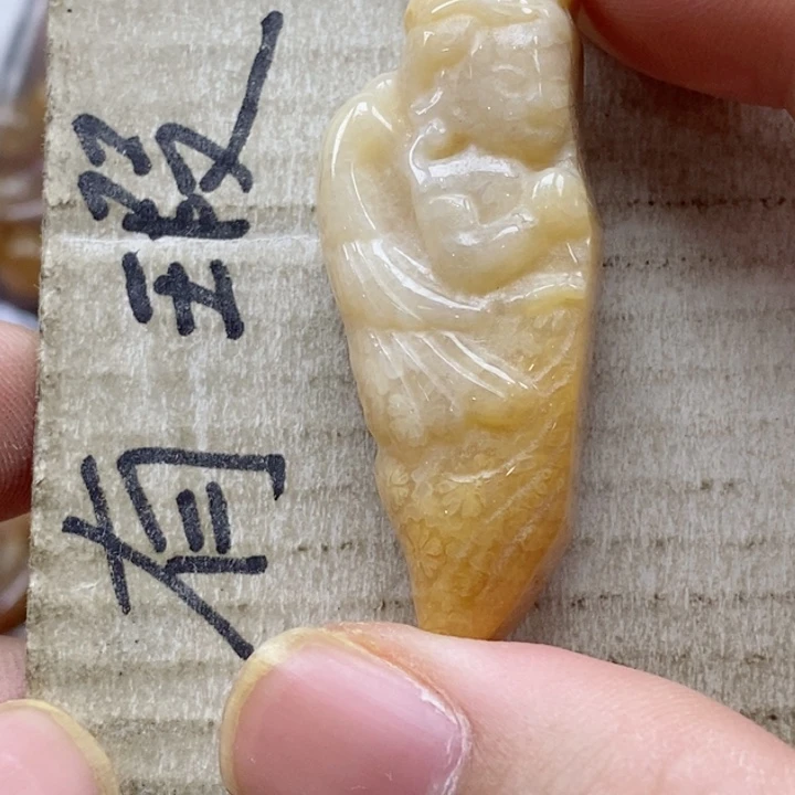 硅化珊瑚（珊瑚玉）颈饰未镶嵌黄**孙小吊坠