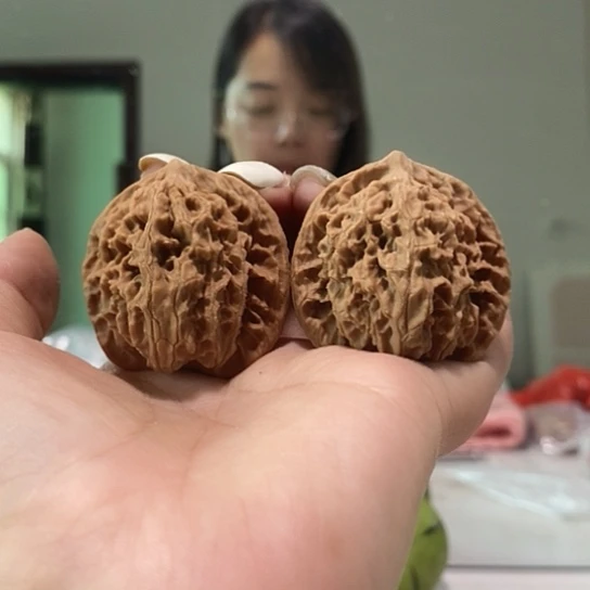 文玩核桃吊坠39盘龙纹尖有伤