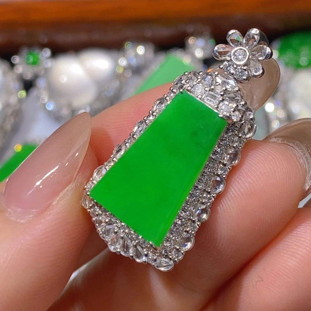 翡翠18K金镶嵌颈饰无事牌