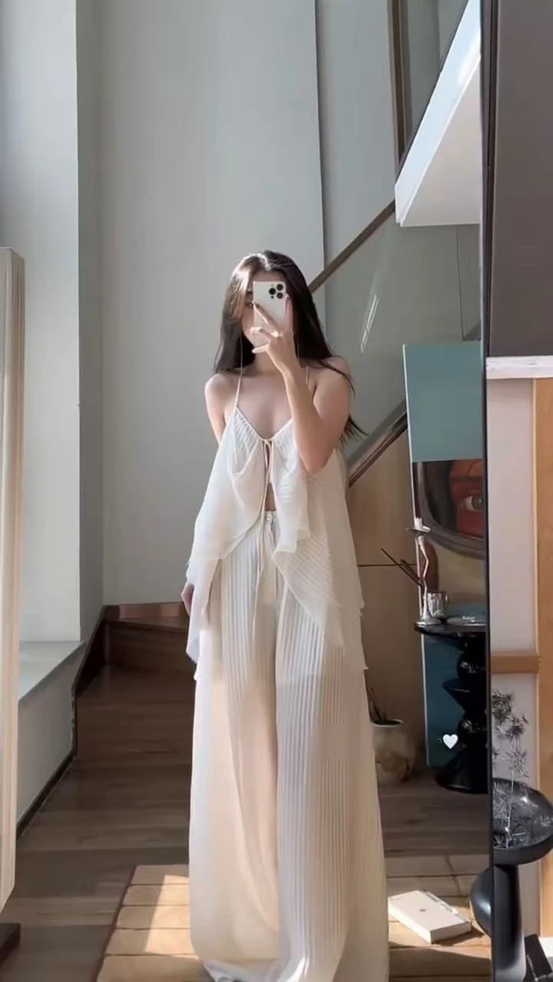 茶系穿搭套装辣妹性感露背不规则挂脖背心上衣百褶宽松阔腿裤套装