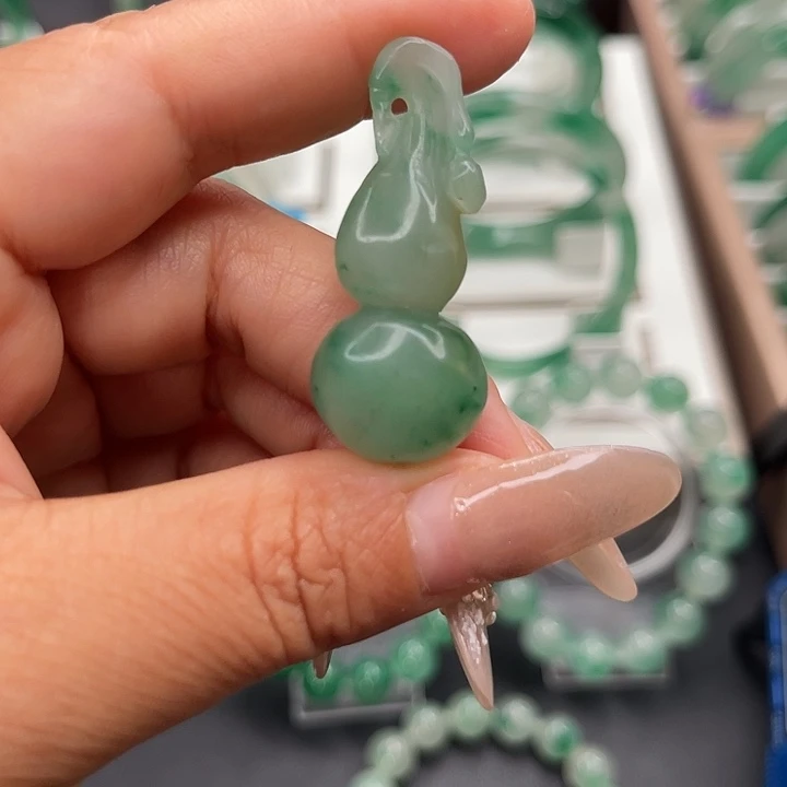 石英质玉未镶嵌颈饰
