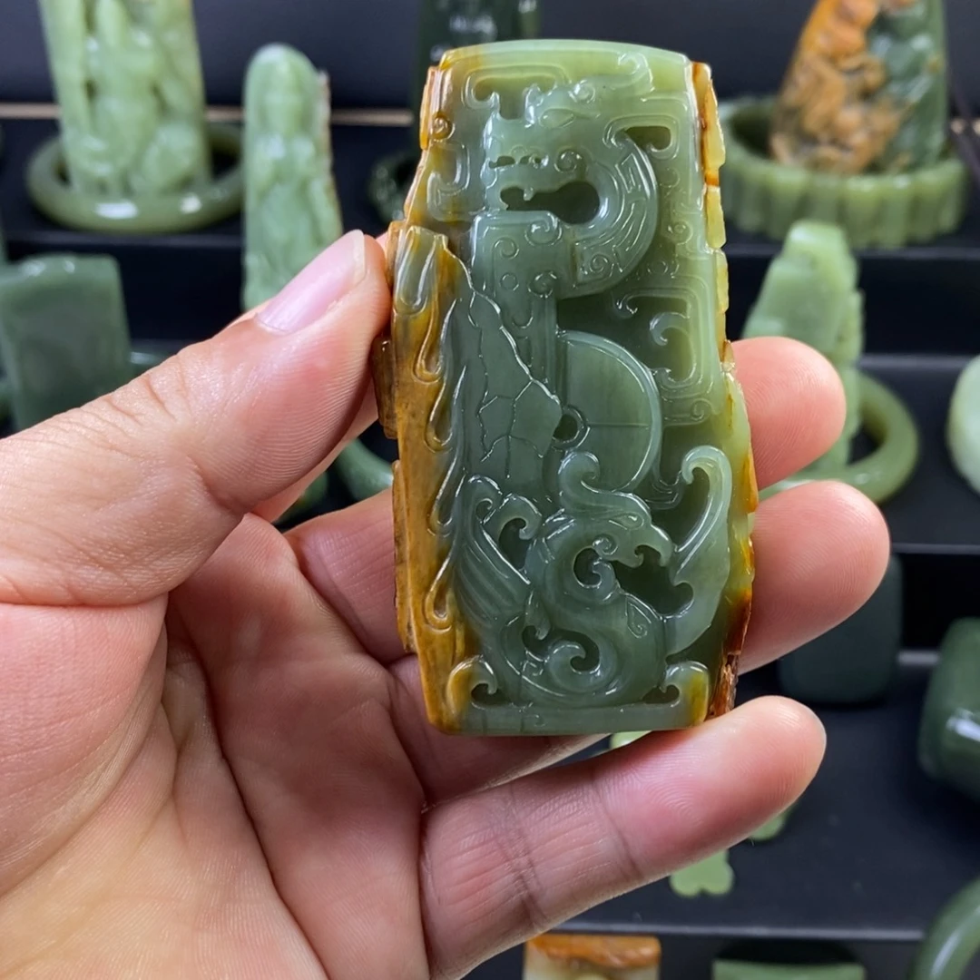 幸***人颈饰未镶嵌岫岩河磨玉（透闪石质玉）