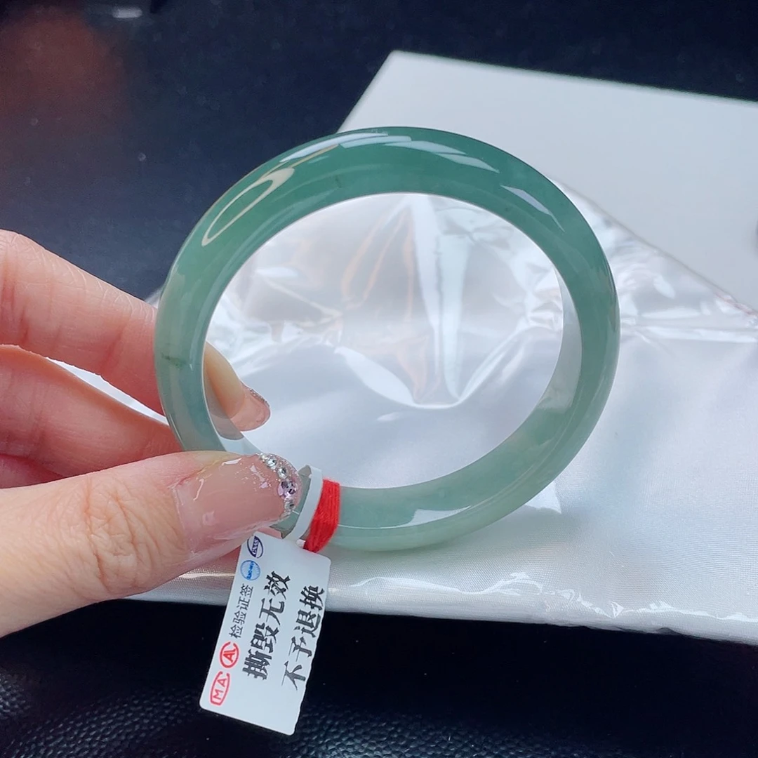 翡翠手镯未镶嵌翡翠