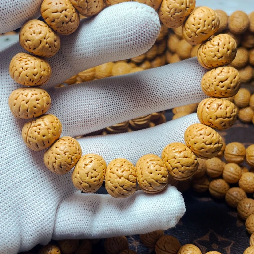 行***提桃木树王纽扣，皮质好，密度大