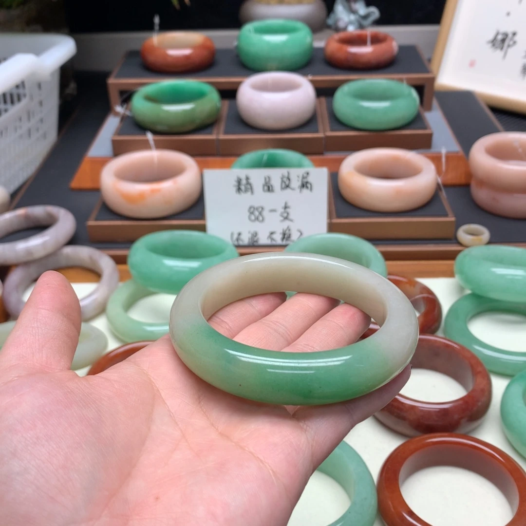 安***伴石英质玉（非洲翠）未镶嵌舍