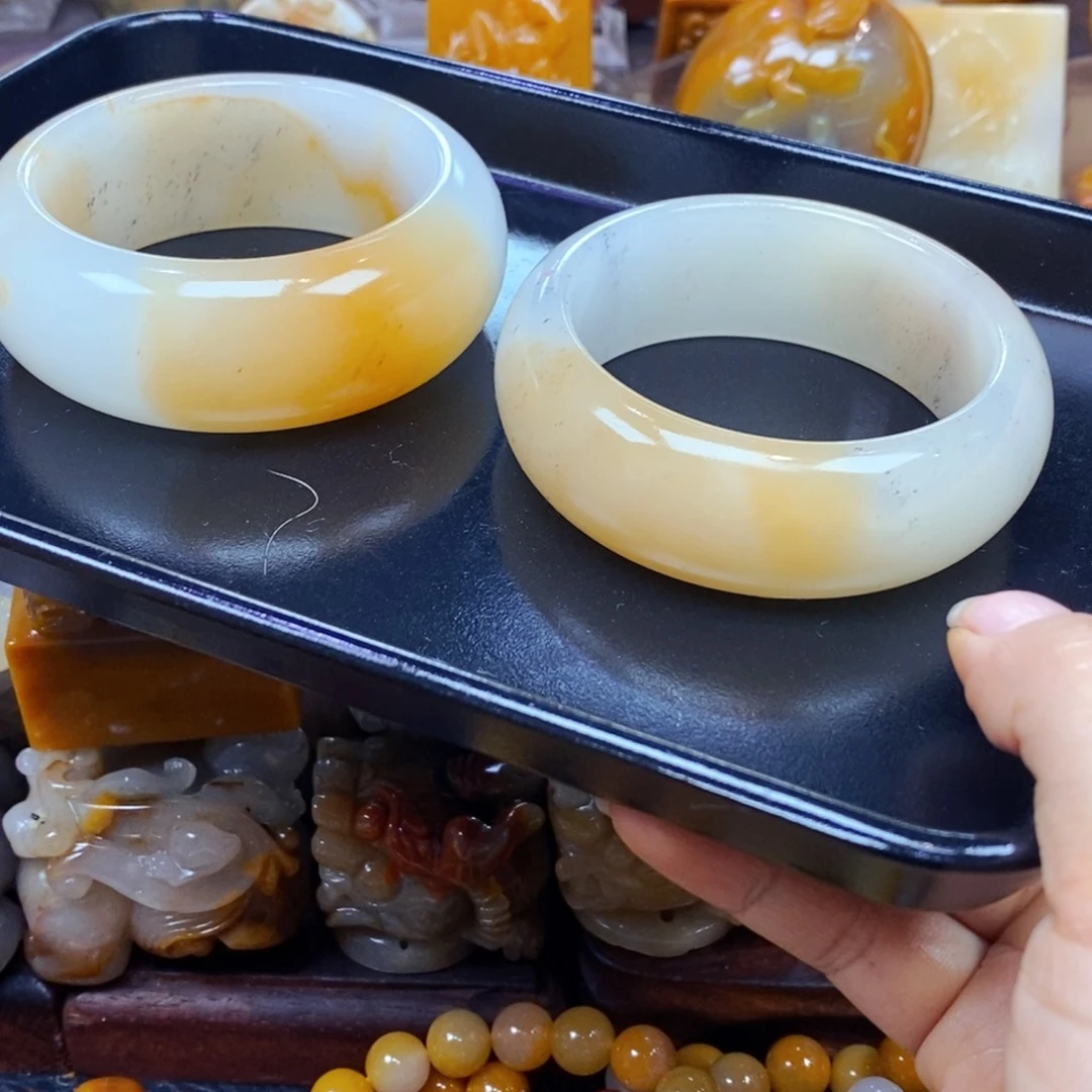 未镶嵌石英质玉（黄龙玉）颈饰