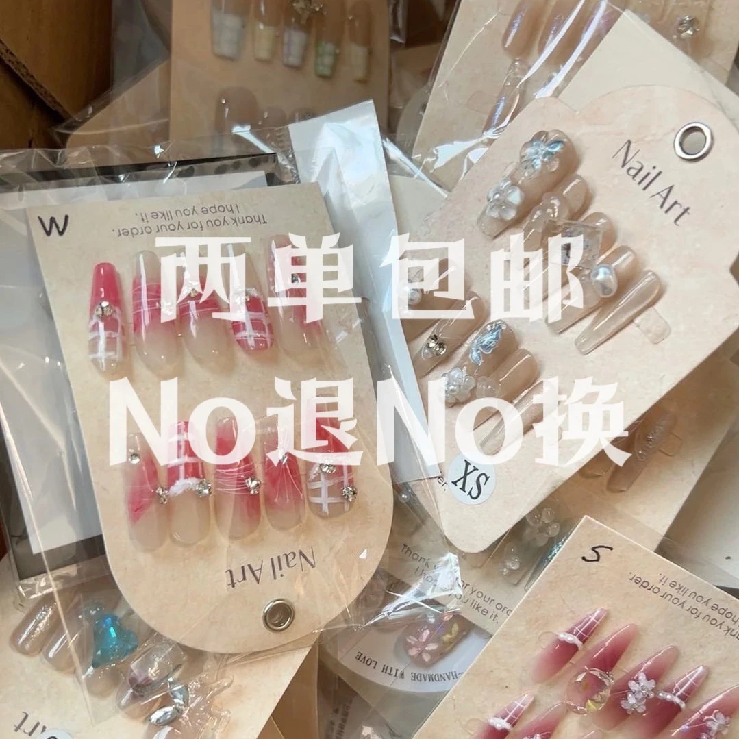 直播间展示纯手工穿戴甲