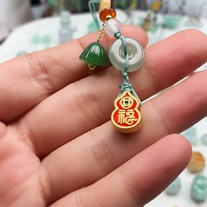 翡翠未镶嵌颈饰红葫芦