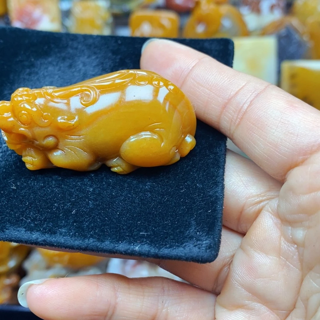 未镶嵌石英质玉（黄龙玉）颈饰