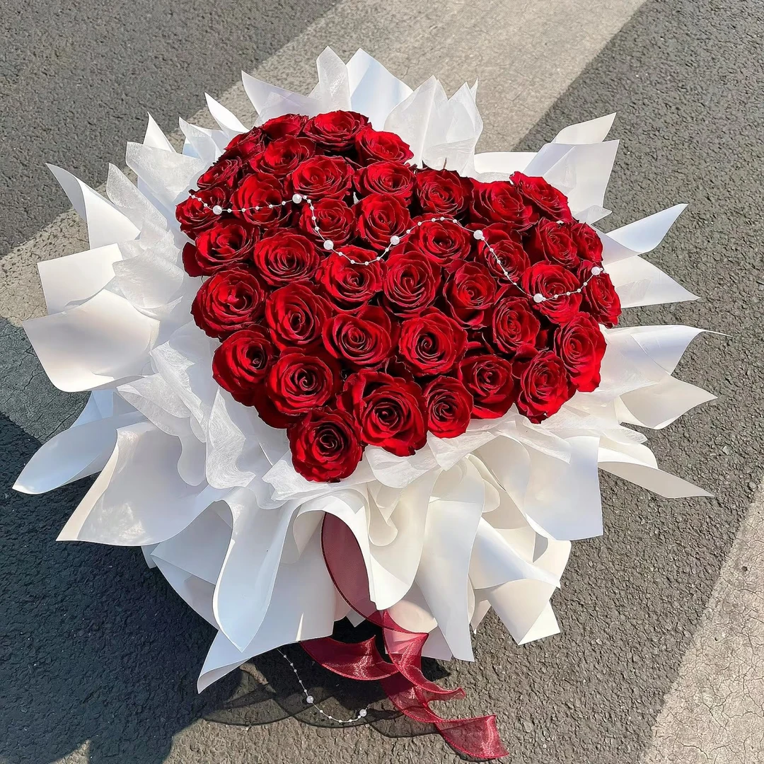 52朵红玫瑰心形花束
