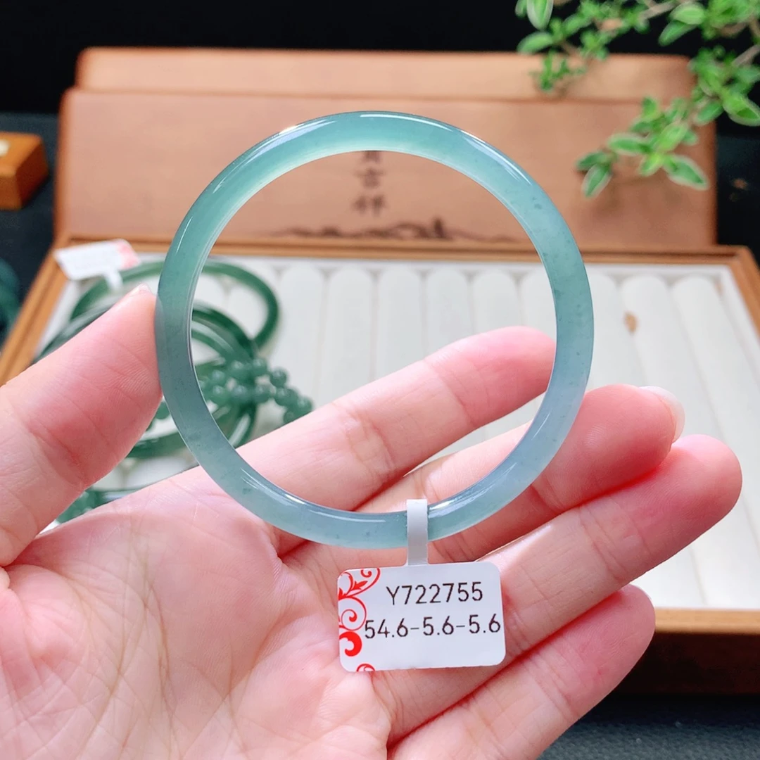 翡翠未镶嵌手镯（圆镯）
