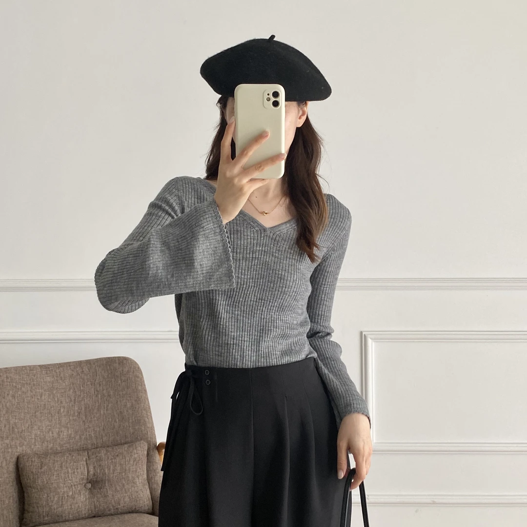 纯色V领修身百搭针织打底毛衣（B004）