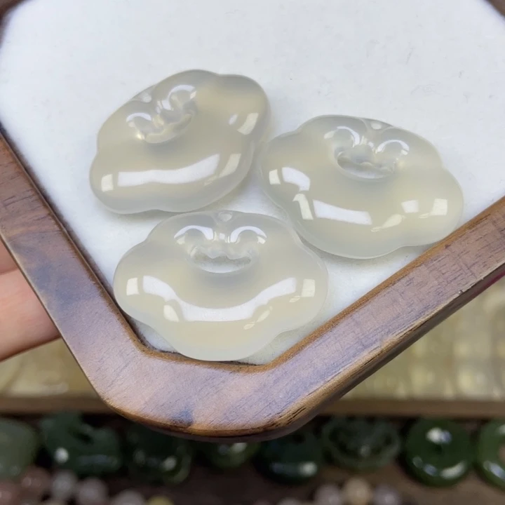 玛瑙/玉髓未镶嵌颈饰如意锁一个