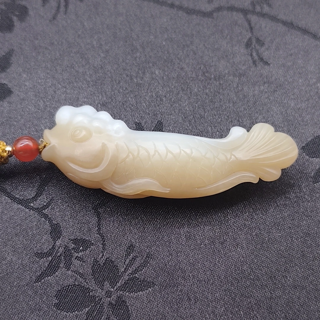 【国玉甄品】DZ089和田玉糖白鱼吊坠 61X18X13.5mm