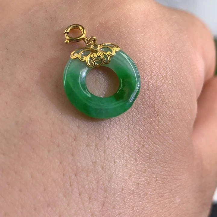 人***育翡翠18K金镶嵌颈饰翡翠