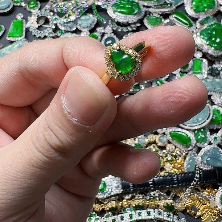 翡翠颈饰未镶嵌天然A货翡翠放漏