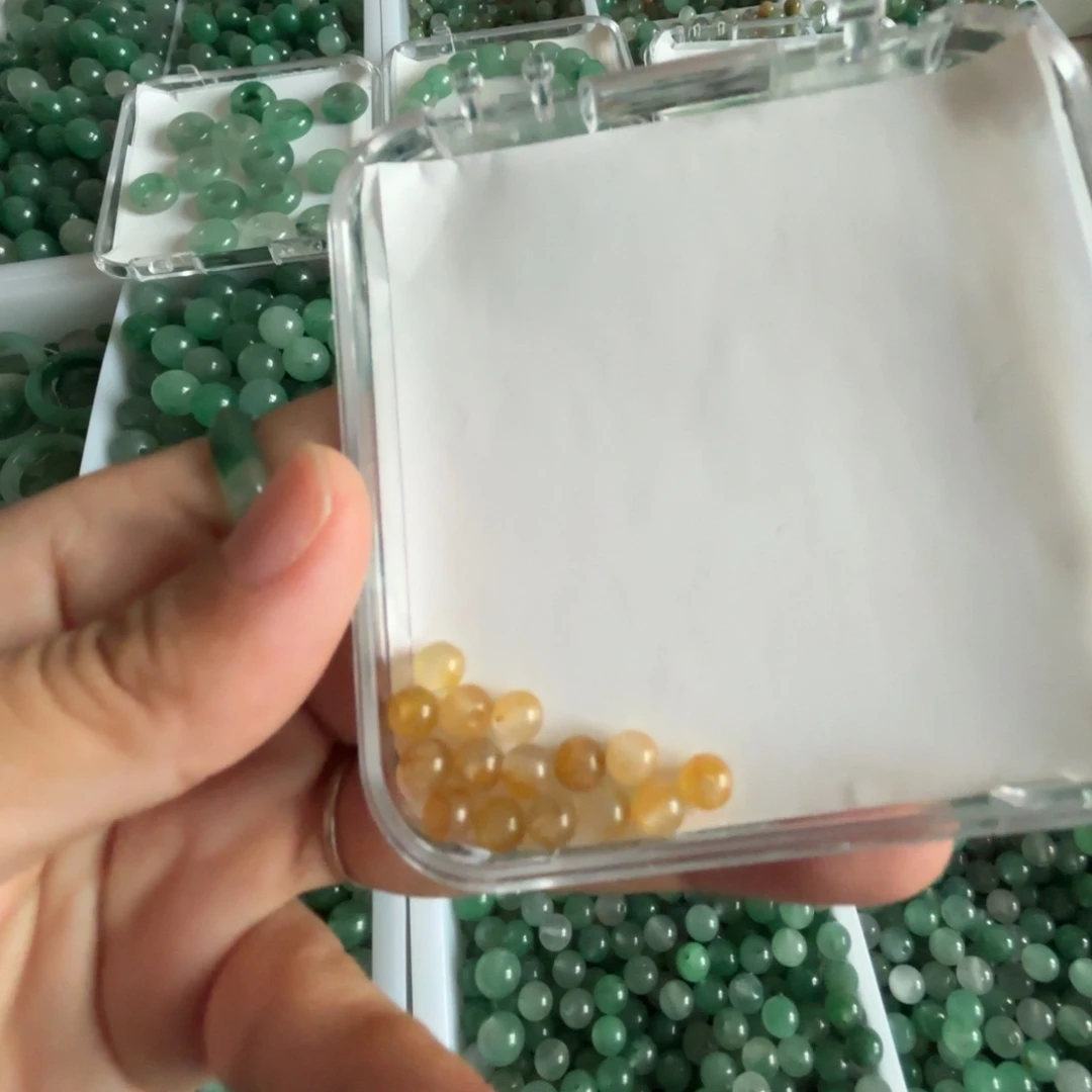 我***下石英质玉未镶嵌散珠