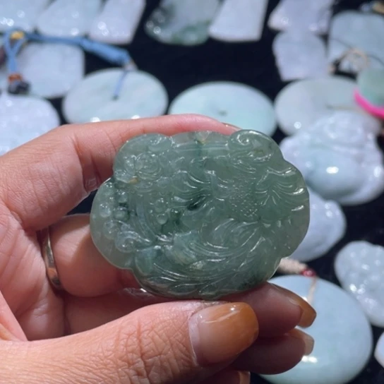 翡翠未镶嵌颈饰花开富贵，瑕疵