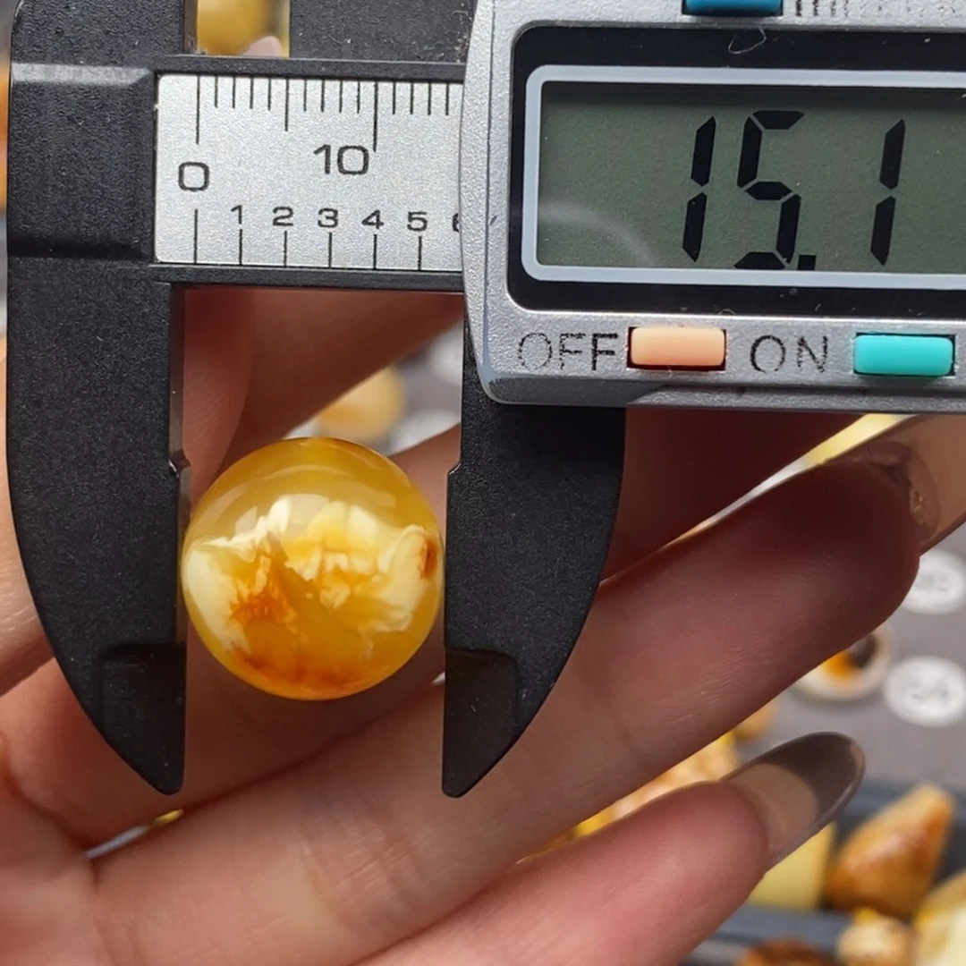 裸石金珀未镶嵌圆珠