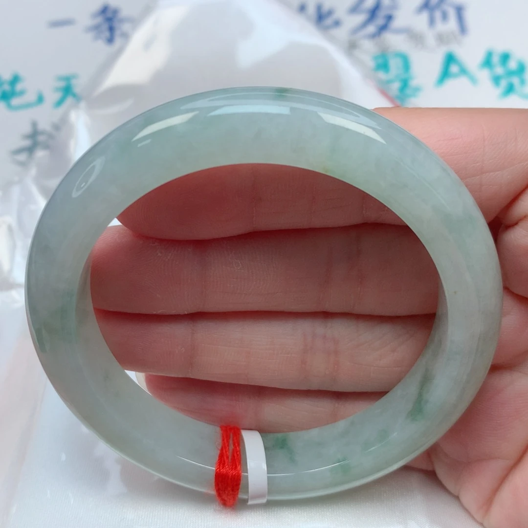 翡翠手镯未镶嵌55.8圈 绿底飘绿花 有棉有纹