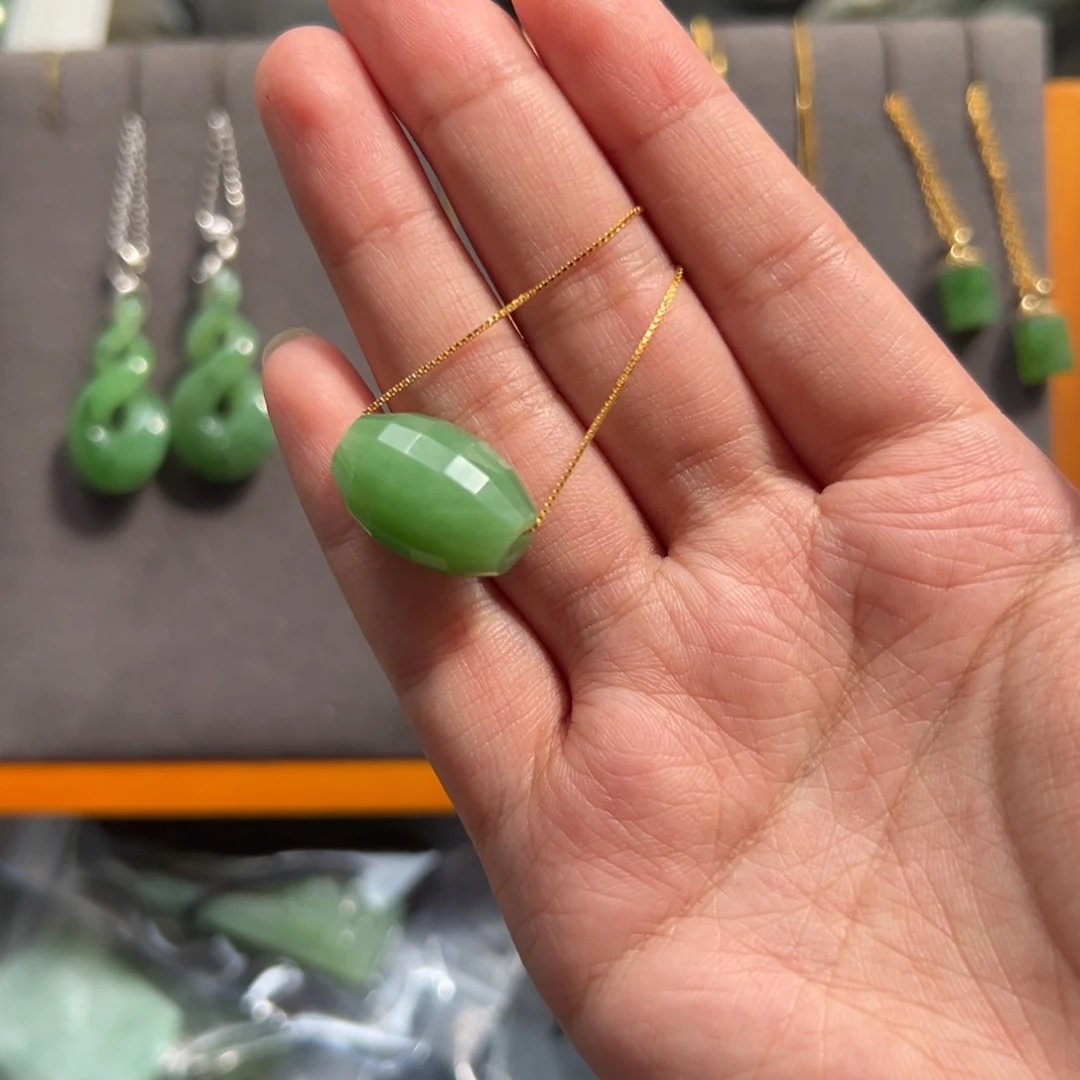 颈饰未镶嵌和田玉（碧玉）