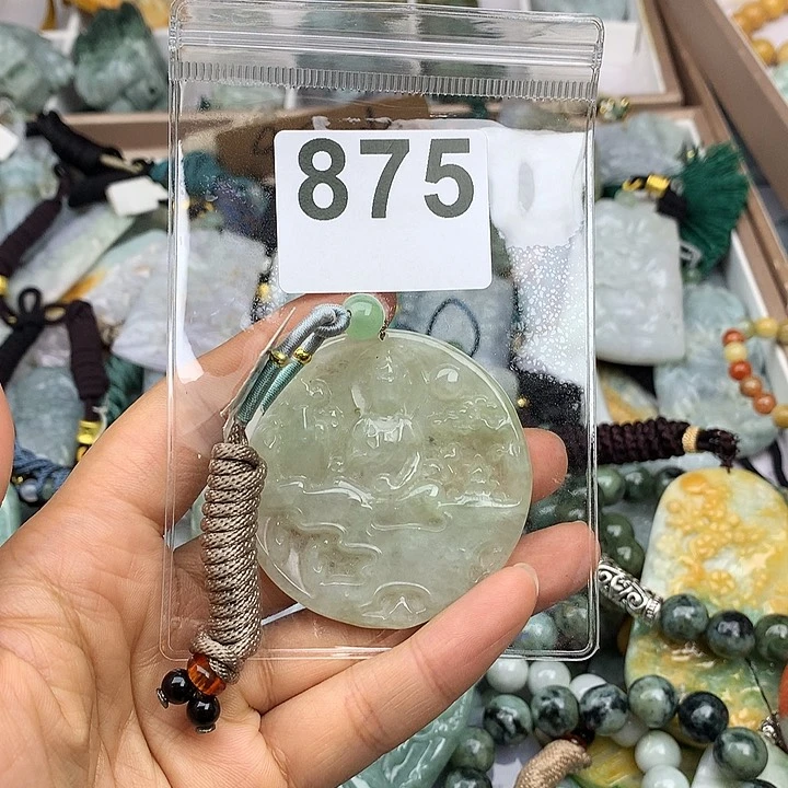 翡翠颈饰未镶嵌虎**空翡翠