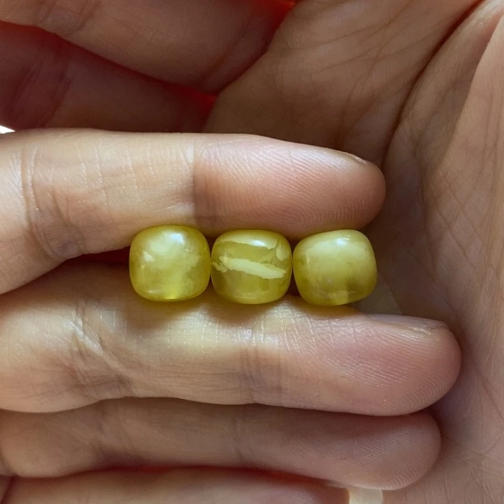 蜜蜡裸石未镶嵌淡****香尺寸10，微瑕