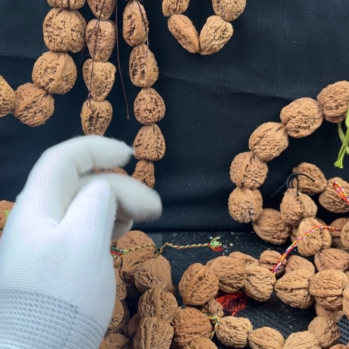 大叶紫檀（黑酸枝木类）南疆石手把件