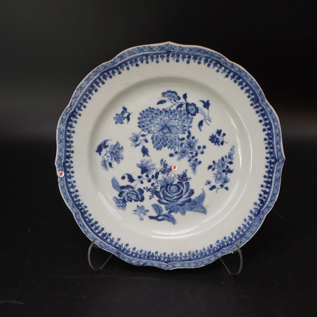 Lot.25100799清乾隆青花花卉纹葵口盘 直径：约22.7cm