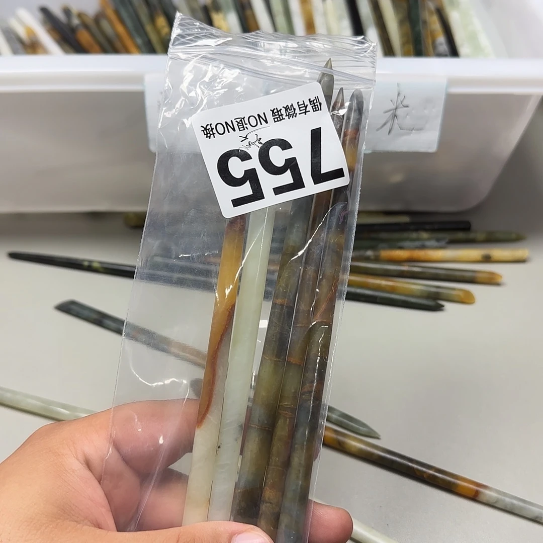 新***唇未镶嵌蛇纹石玉发饰