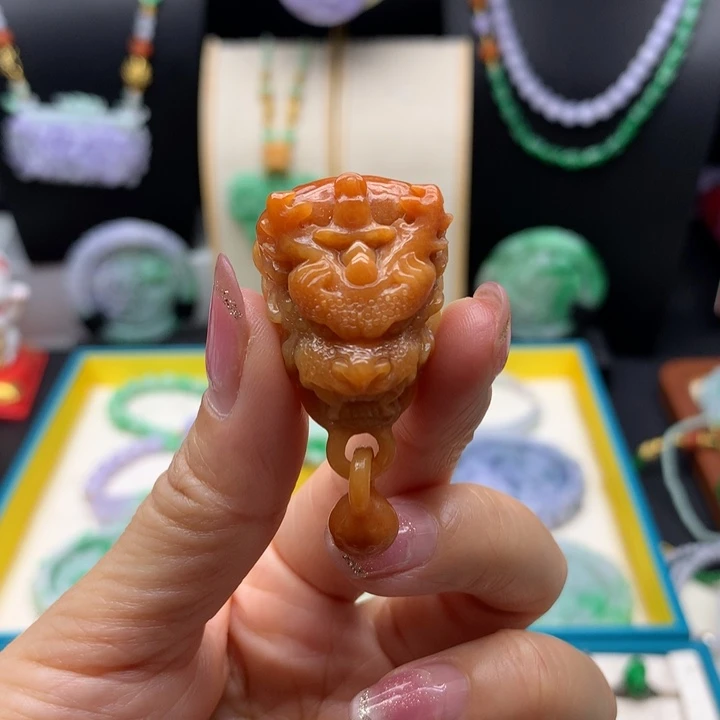 翡翠未镶嵌颈饰红翡龙牌