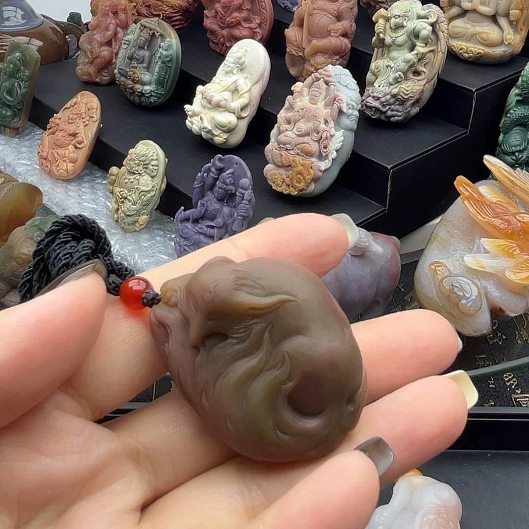 颈饰未镶嵌石英质玉
