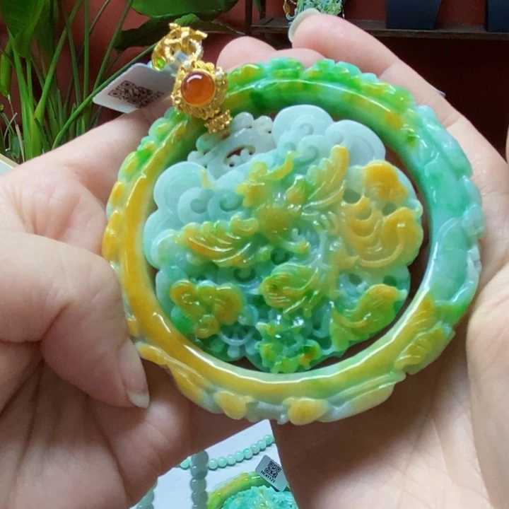 翡翠未镶嵌颈饰手镯