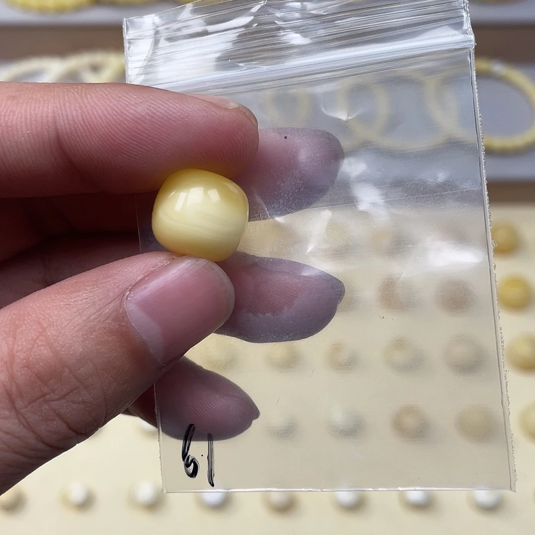 琥珀未镶嵌裸石13.3全品