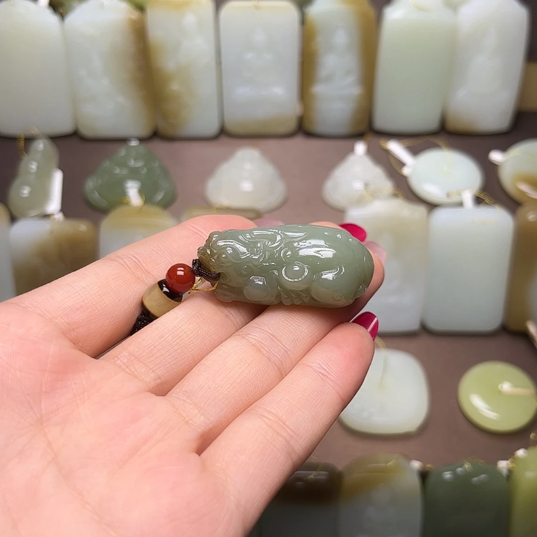 和田玉未镶嵌颈饰