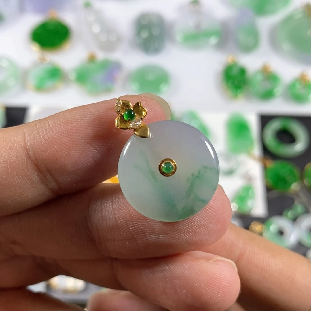 翡翠颈饰18K金镶嵌草****蚁翡翠