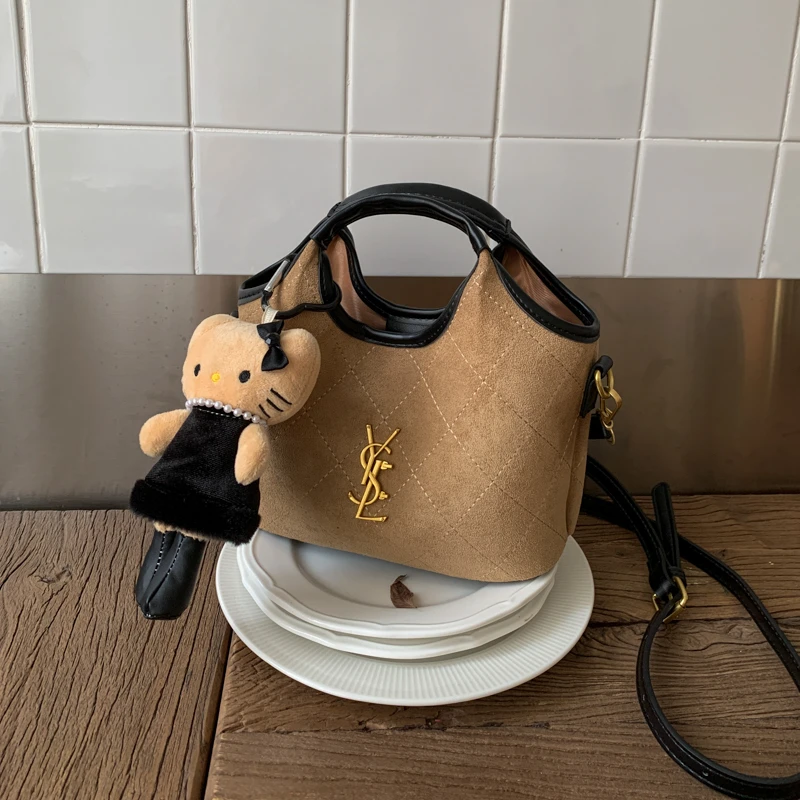 复古质感简约时尚水桶包秋季新款休闲通勤单肩包2025女士斜挎包