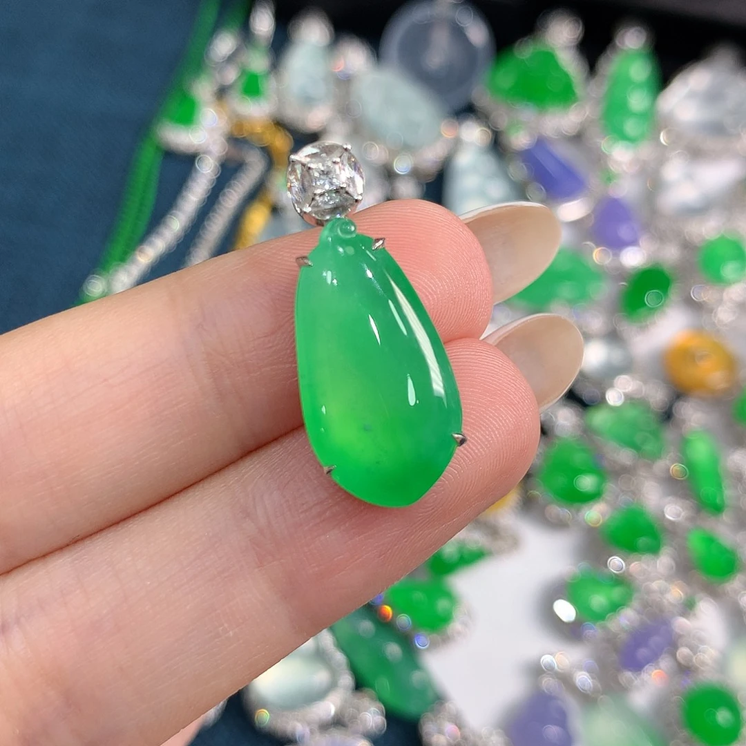 翡翠18K金镶嵌颈饰木那高冰甜阳绿福瓜 48小时鉴赏期