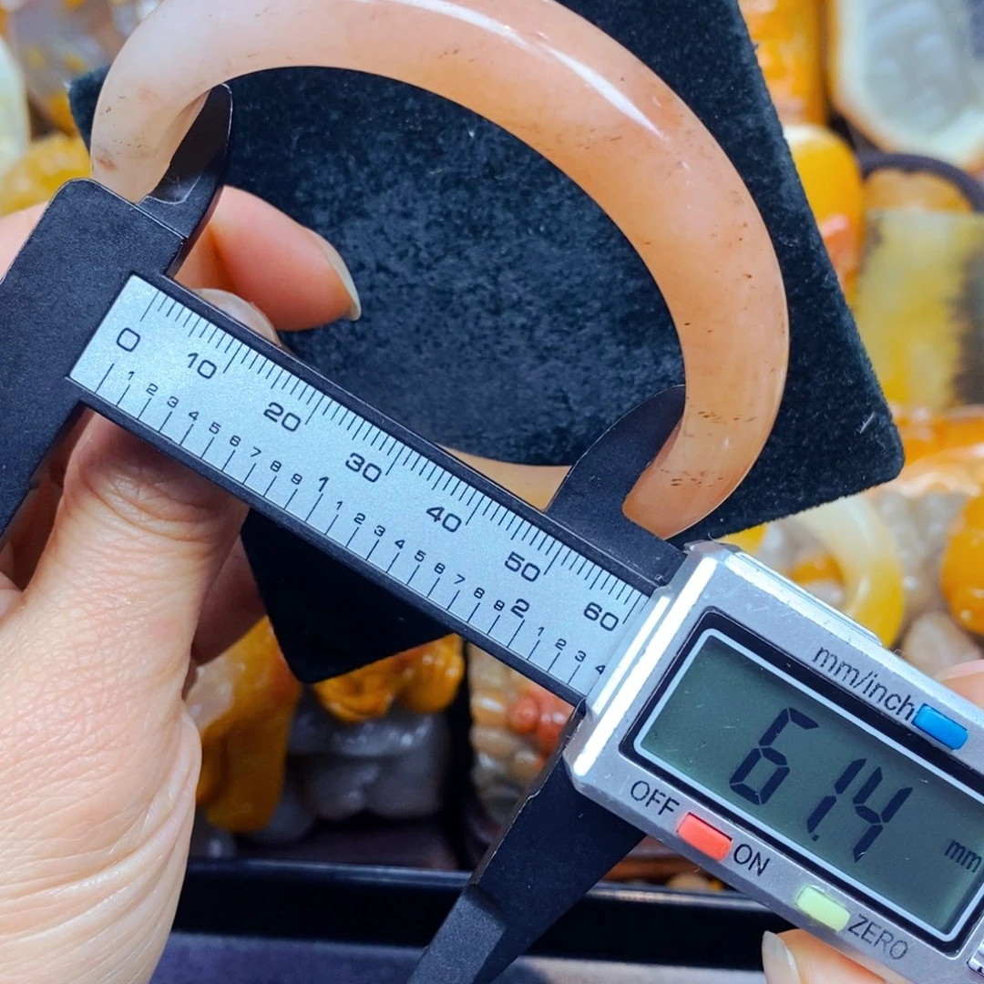 未镶嵌石英质玉（黄龙玉）颈饰