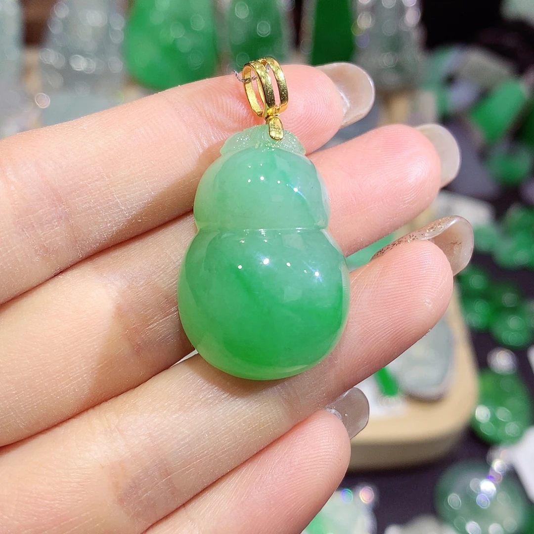 翡翠18K金镶嵌颈饰葫芦