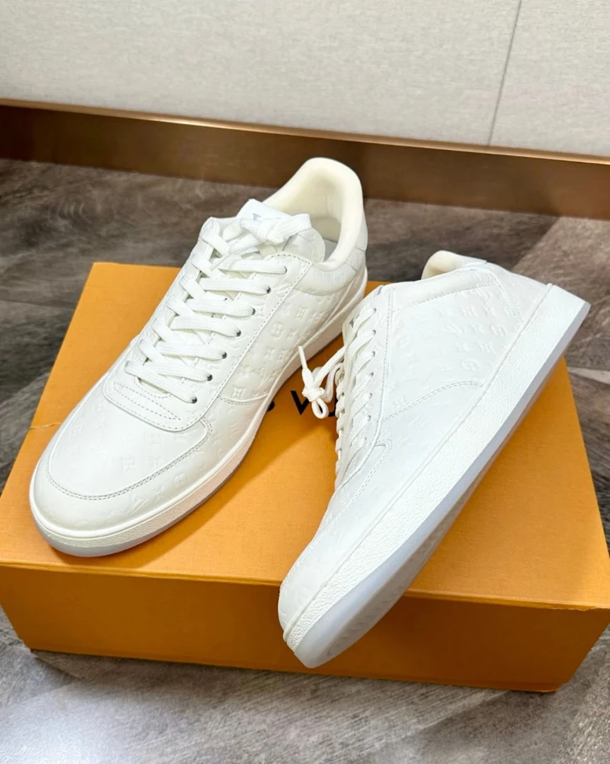 95新 LouisVuitton/路易威登  rivoli 白色满印板鞋 42.5码