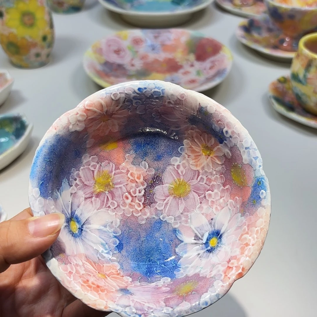 瓷花瓣碗。