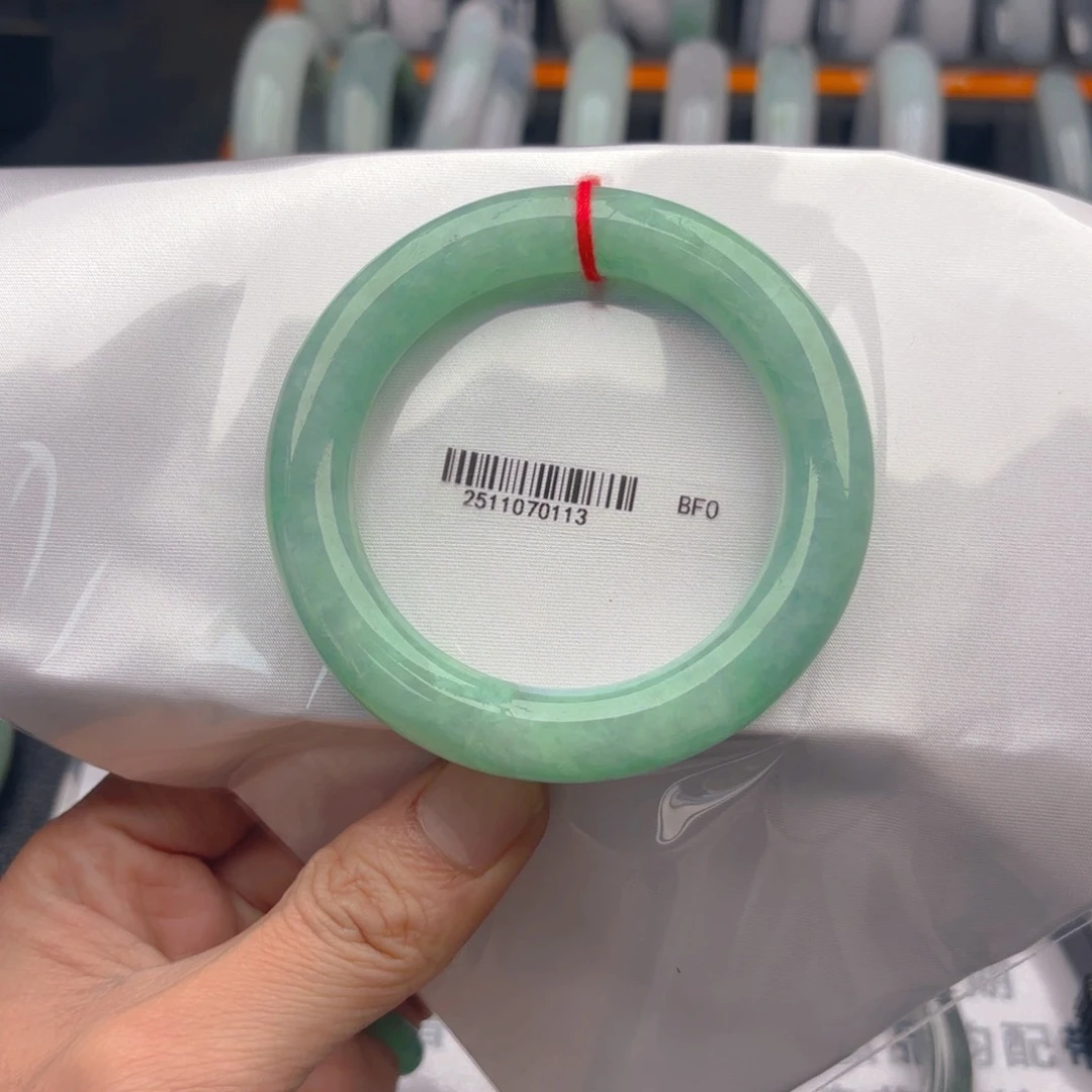 无***女翡翠未镶嵌手镯5455x4. 97