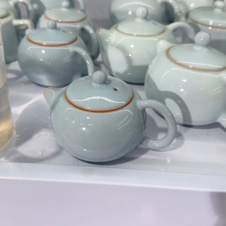 微瑕天青小西施壶