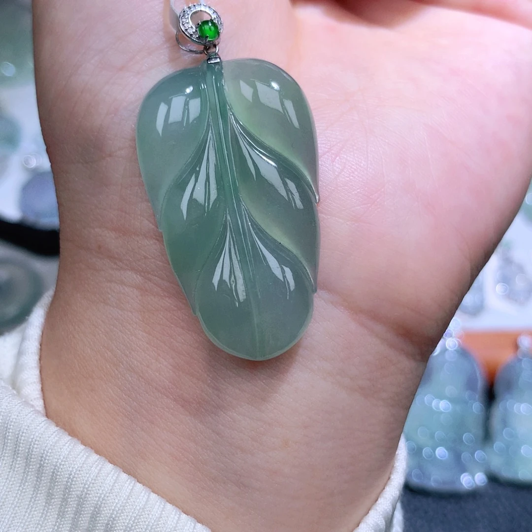 翡翠18K金镶嵌颈饰叶子